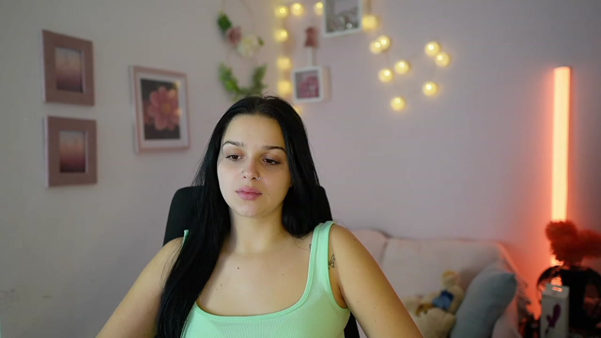 Gallery image thumbnail from Sola_Zola18's myfreecams stream on, 11/28/2023, 21:12 image 13 of 20