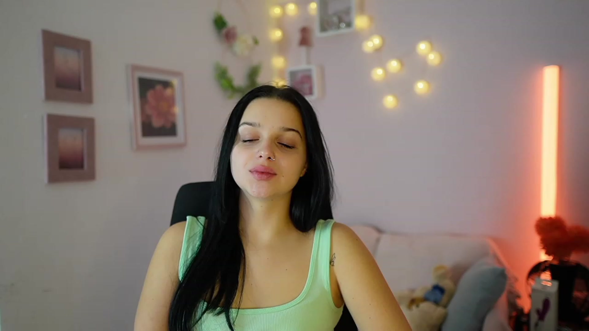 Gallery image thumbnail from Sola_Zola18's myfreecams stream on, 11/28/2023, 21:12 image 19 of 20
