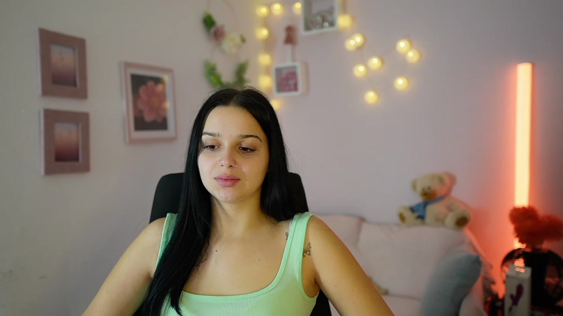 Gallery image thumbnail from Sola_Zola18's myfreecams stream on, 11/28/2023, 21:12 image 1 of 20