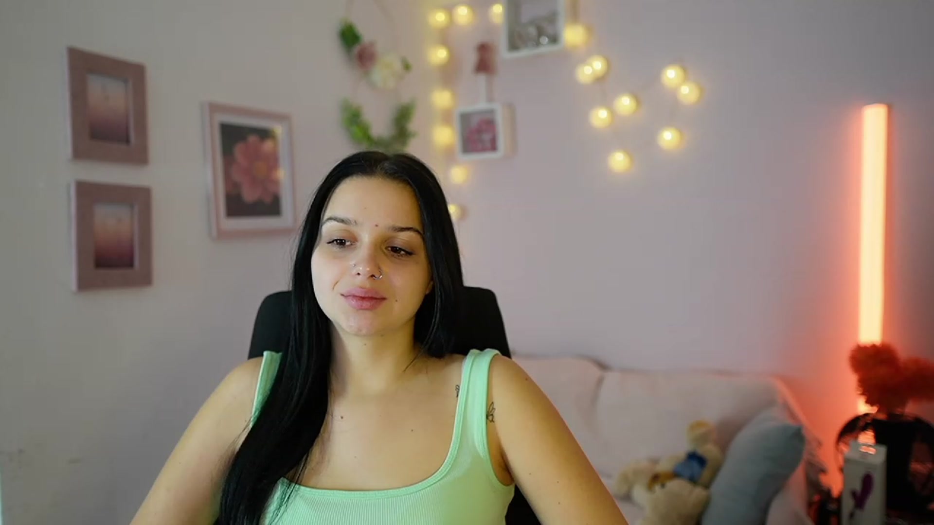 Gallery image thumbnail from Sola_Zola18's myfreecams stream on, 11/28/2023, 22:29 image 17 of 20