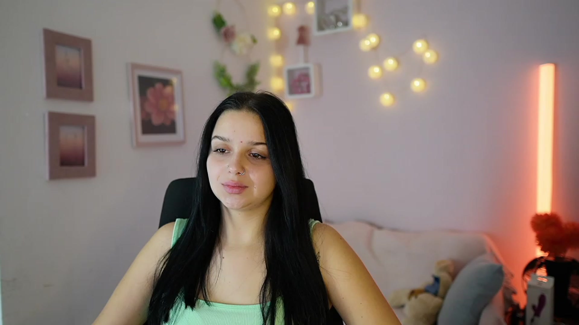Gallery image thumbnail from Sola_Zola18's myfreecams stream on, 11/28/2023, 23:30 image 14 of 20