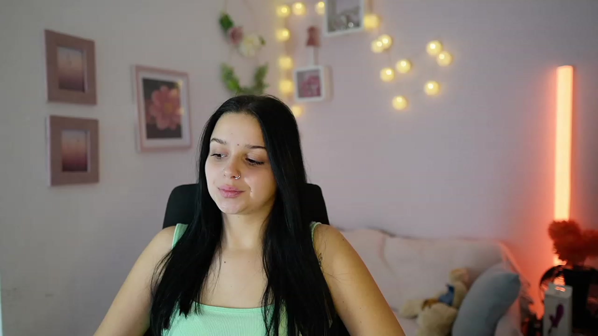 Gallery image thumbnail from Sola_Zola18's myfreecams stream on, 11/28/2023, 23:30 image 7 of 20