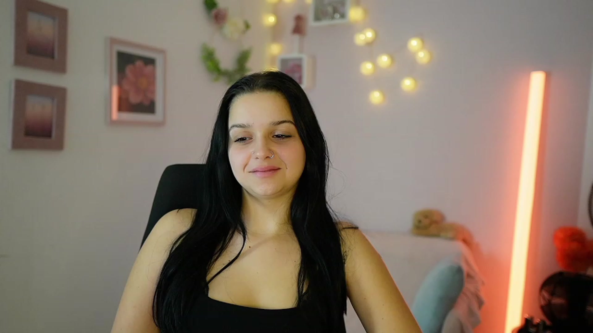 Gallery image thumbnail from Sola_Zola18's myfreecams stream on, 11/30/2023, 23:32 image 19 of 20
