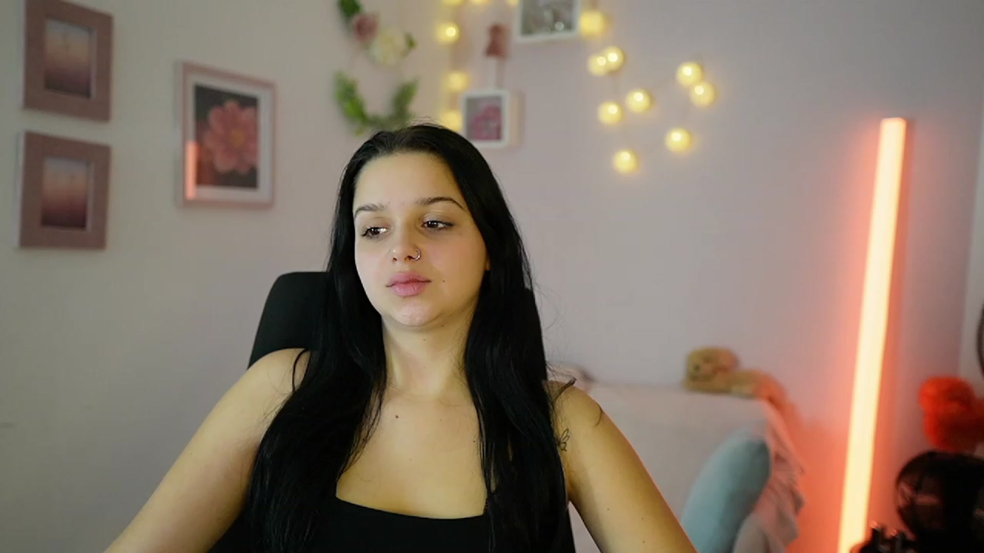 Gallery image thumbnail from Sola_Zola18's myfreecams stream on, 11/30/2023, 23:32 image 16 of 20