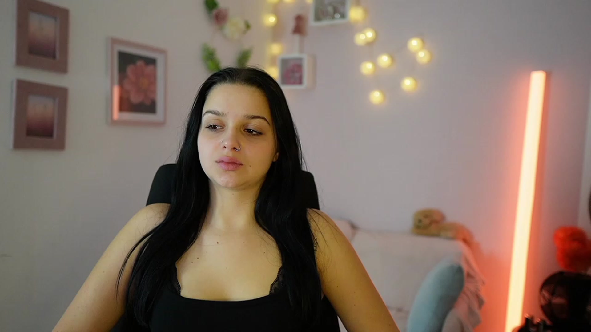 Gallery image thumbnail from Sola_Zola18's myfreecams stream on, 11/30/2023, 23:32 image 6 of 20