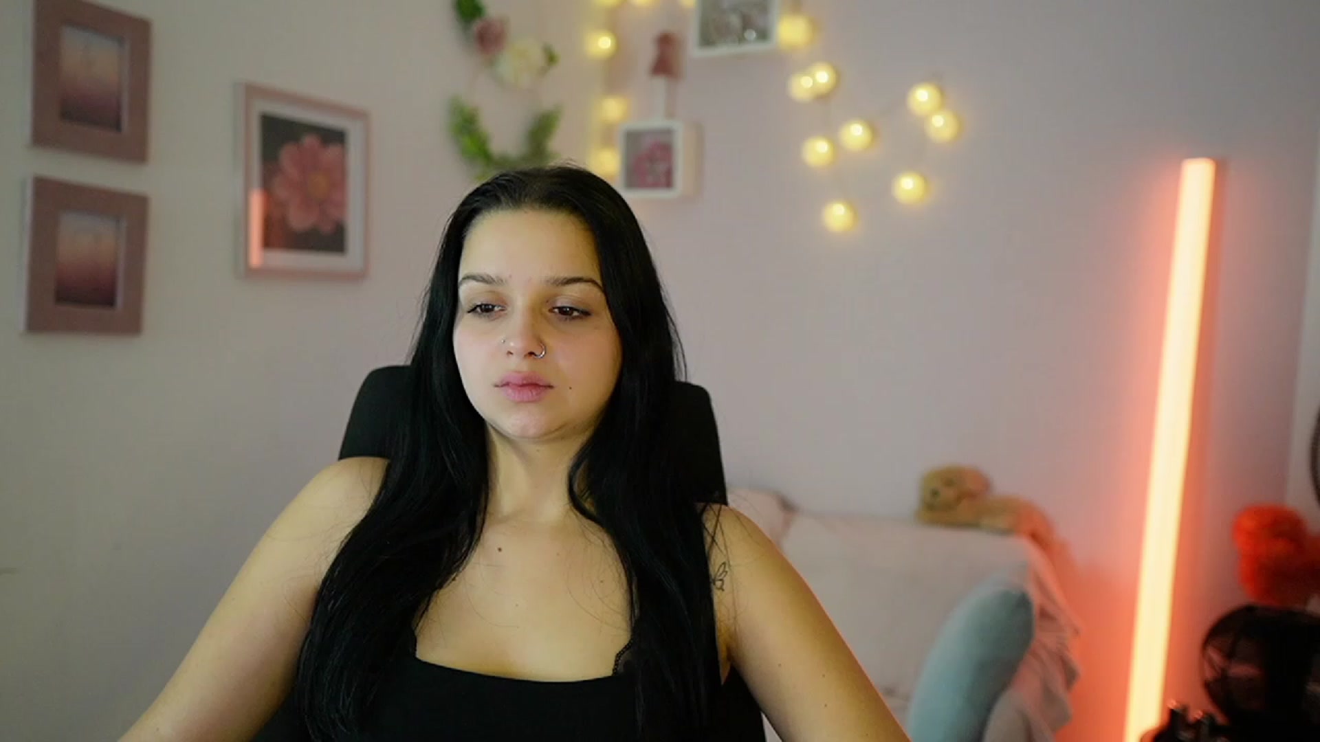 Gallery image thumbnail from Sola_Zola18's myfreecams stream on, 11/30/2023, 23:32 image 13 of 20