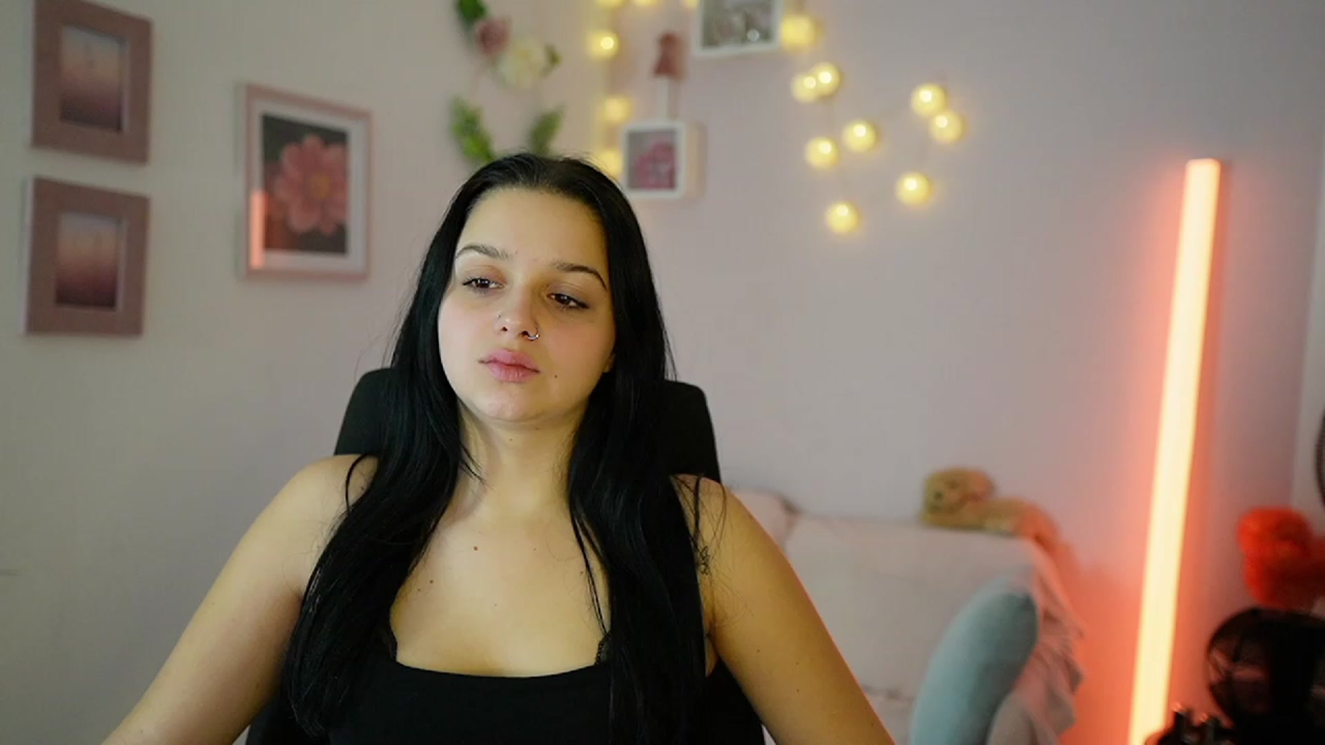 Gallery image thumbnail from Sola_Zola18's myfreecams stream on, 11/30/2023, 23:32 image 15 of 20