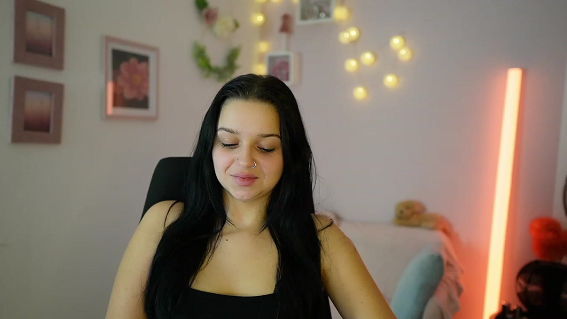 Gallery image thumbnail from Sola_Zola18's myfreecams stream on, 11/30/2023, 23:32 image 17 of 20