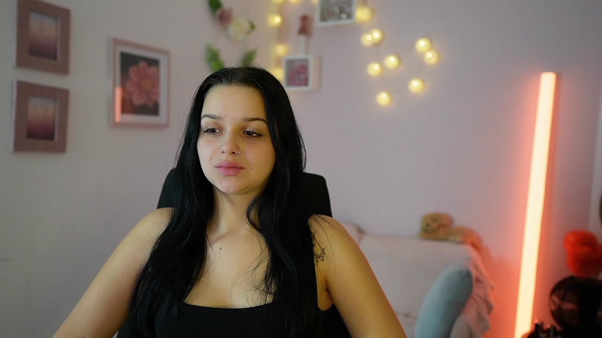 Gallery image thumbnail from Sola_Zola18's myfreecams stream on, 11/30/2023, 23:32 image 3 of 20