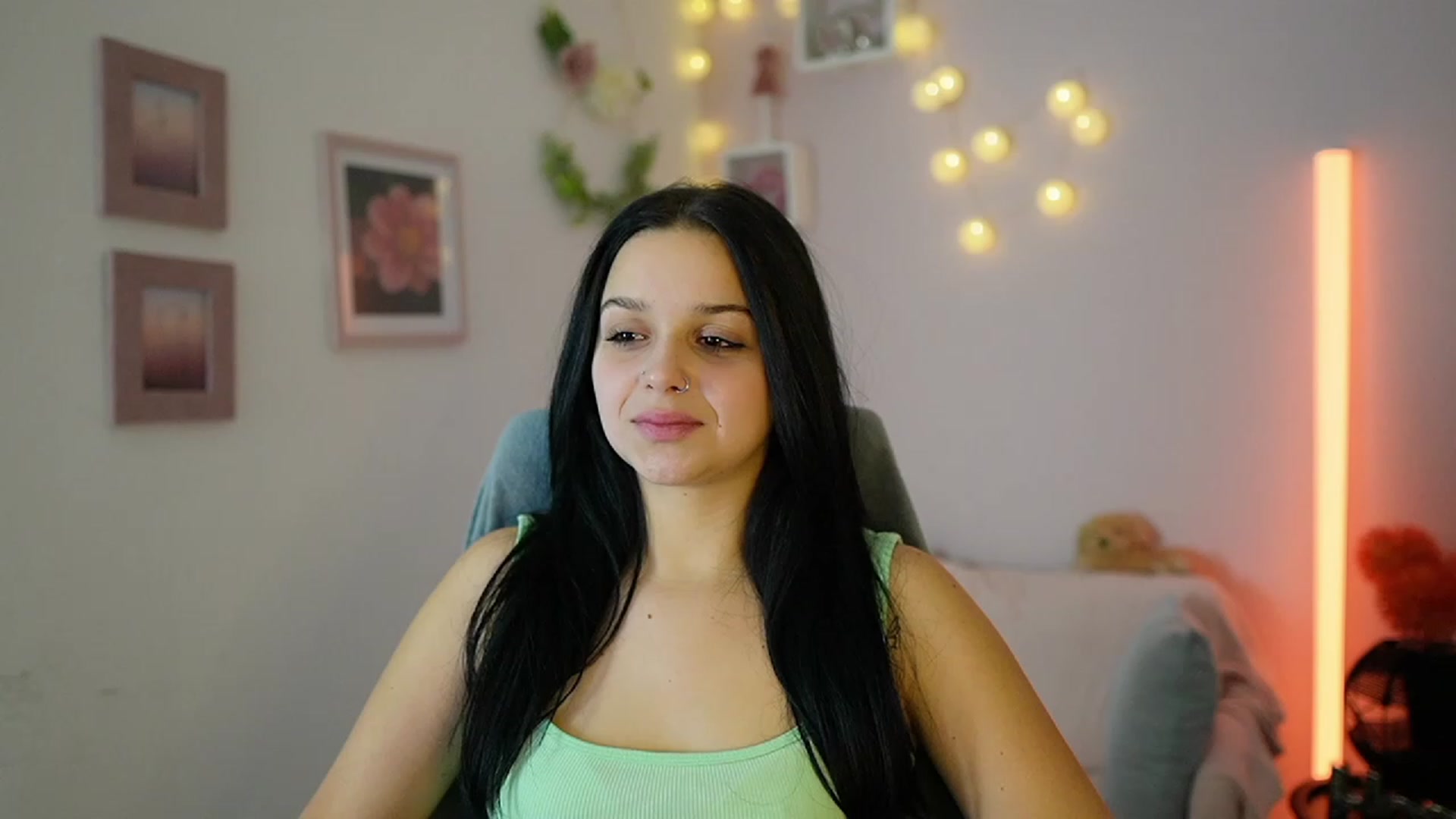 Gallery image thumbnail from Sola_Zola18's myfreecams stream on, 12/02/2023, 20:15 image 1 of 20