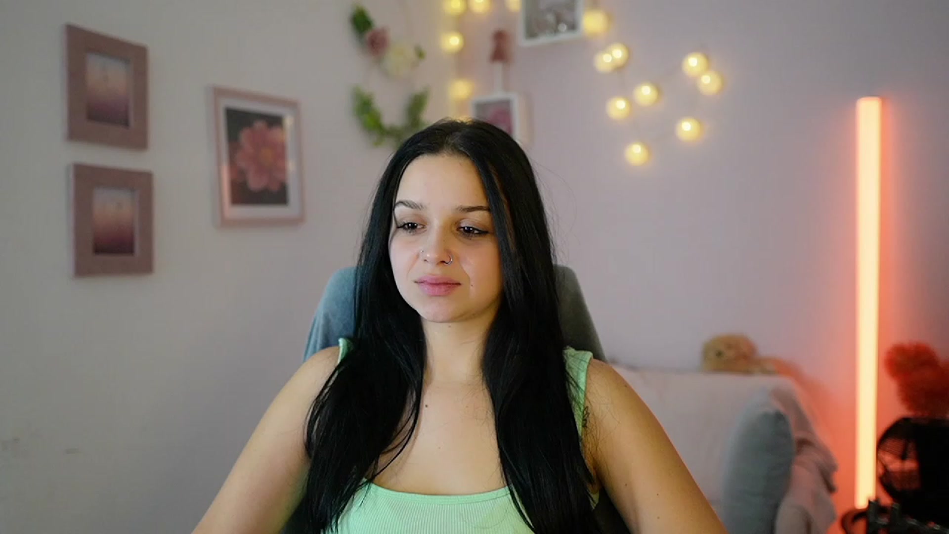 Gallery image thumbnail from Sola_Zola18's myfreecams stream on, 12/02/2023, 20:15 image 6 of 20