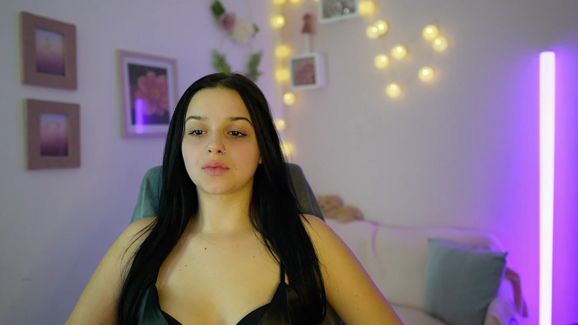 Gallery image thumbnail from Sola_Zola18's myfreecams stream on, 12/05/2023, 23:59 image 3 of 20