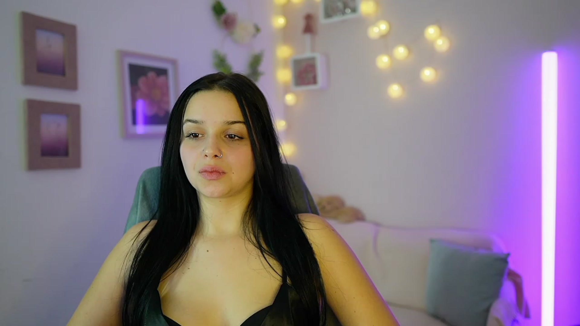 Gallery image thumbnail from Sola_Zola18's myfreecams stream on, 12/05/2023, 23:59 image 17 of 20