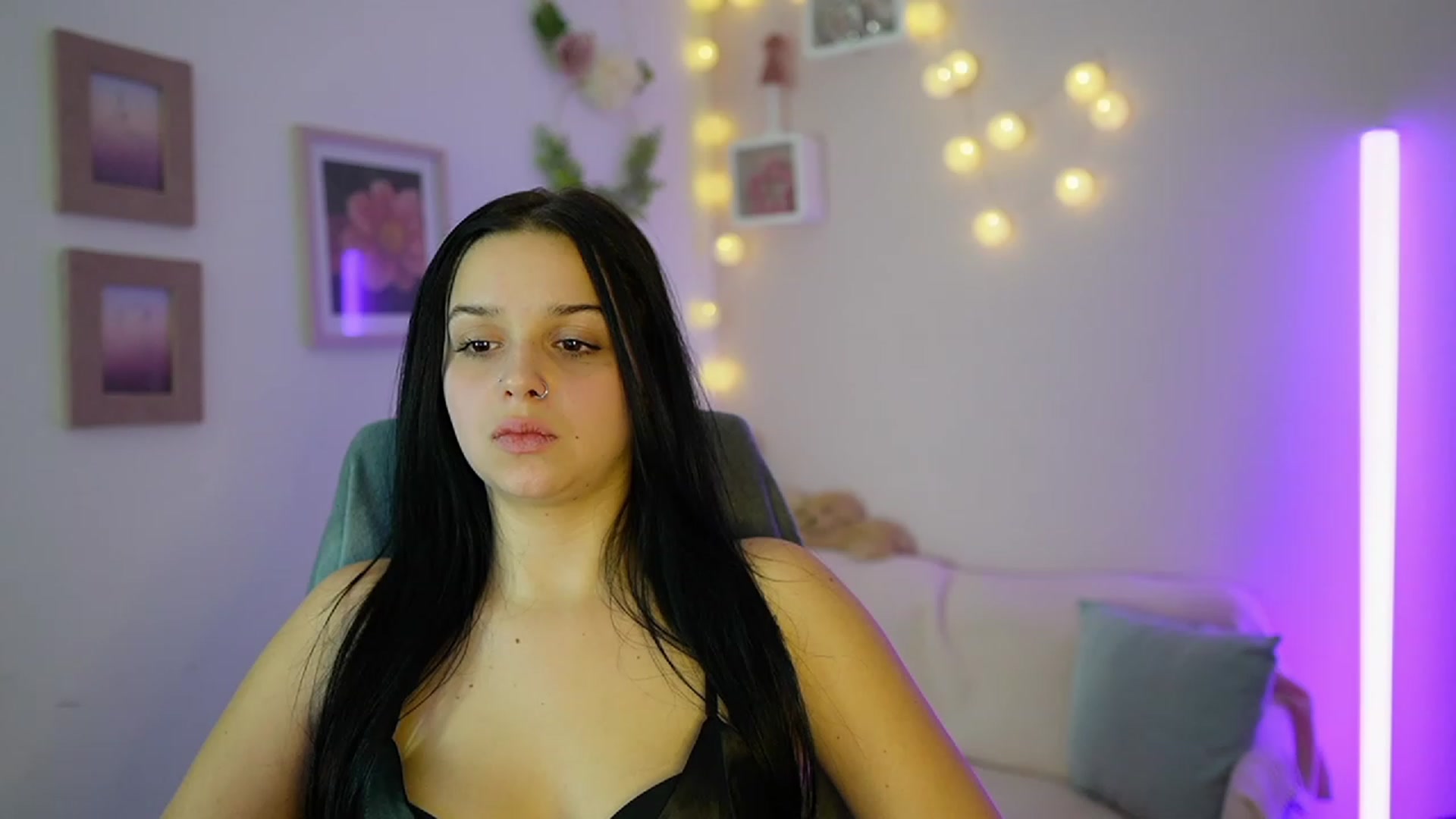 Gallery image thumbnail from Sola_Zola18's myfreecams stream on, 12/05/2023, 23:59 image 18 of 20