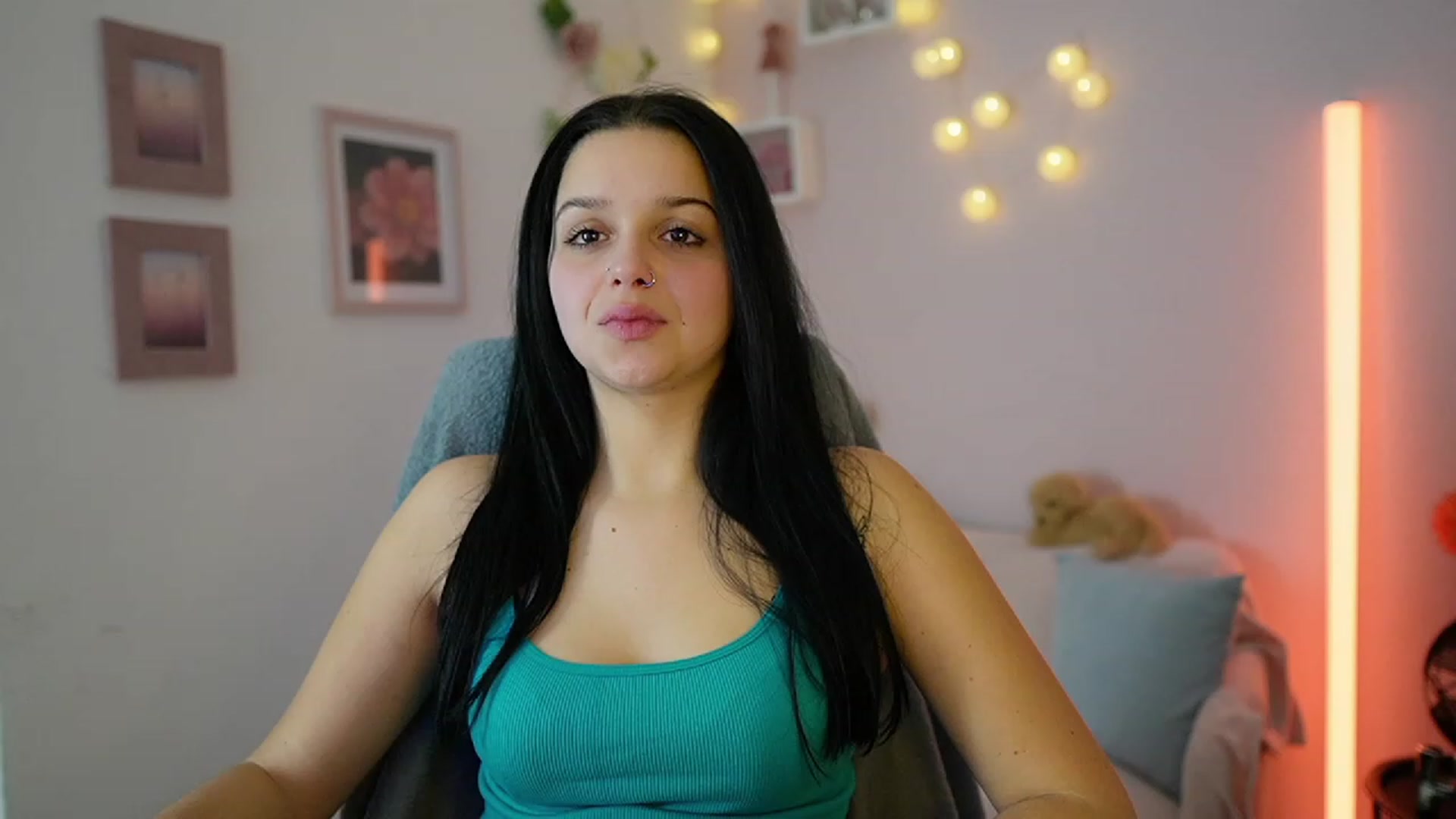 Gallery image thumbnail from Sola_Zola18's myfreecams stream on, 12/06/2023, 19:48 image 10 of 20