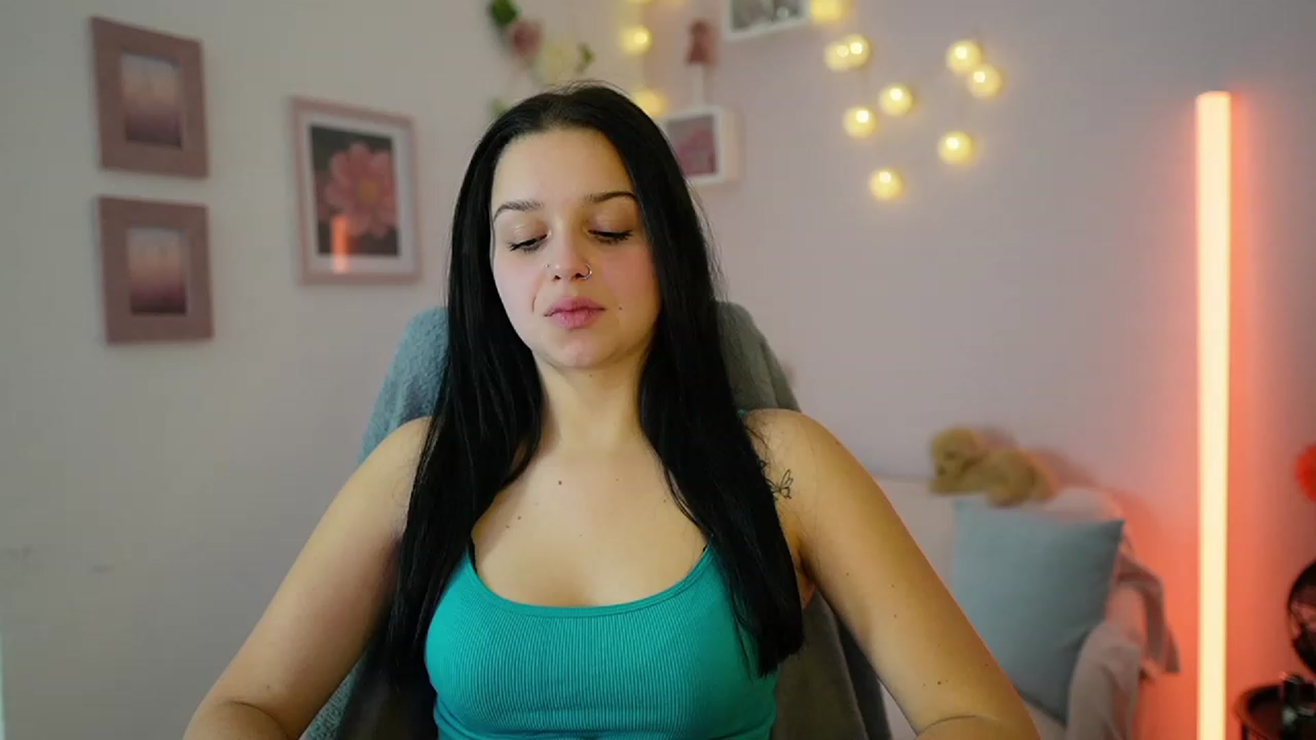 Gallery image thumbnail from Sola_Zola18's myfreecams stream on, 12/06/2023, 19:48 image 14 of 20
