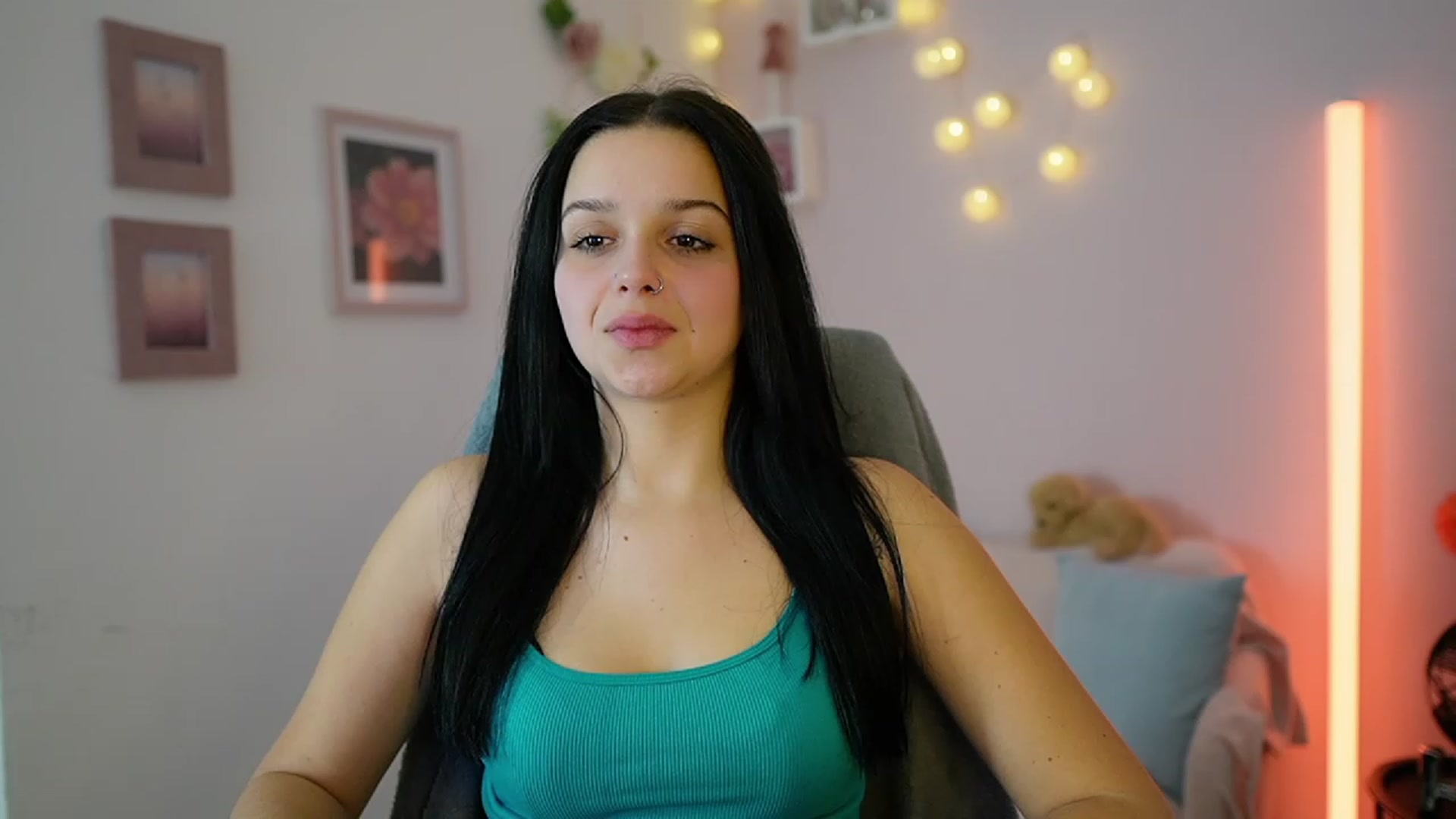 Gallery image thumbnail from Sola_Zola18's myfreecams stream on, 12/06/2023, 20:31 image 4 of 20