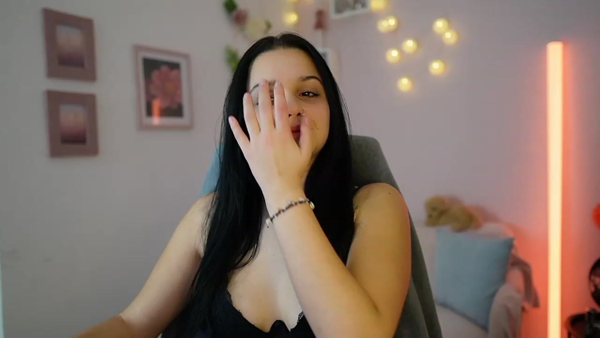 Gallery image thumbnail from Sola_Zola18's myfreecams stream on, 12/06/2023, 23:06 image 1 of 20