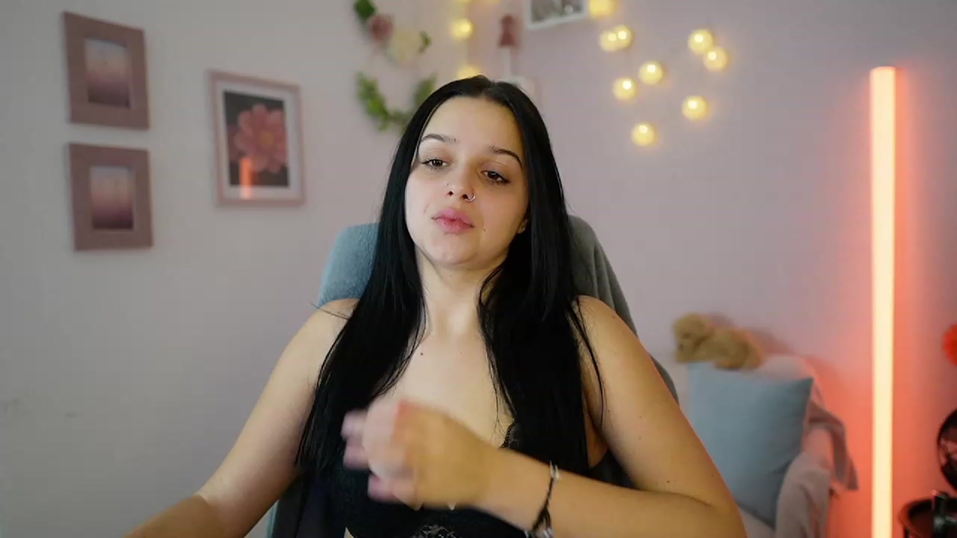 Gallery image thumbnail from Sola_Zola18's myfreecams stream on, 12/06/2023, 23:55 image 6 of 20