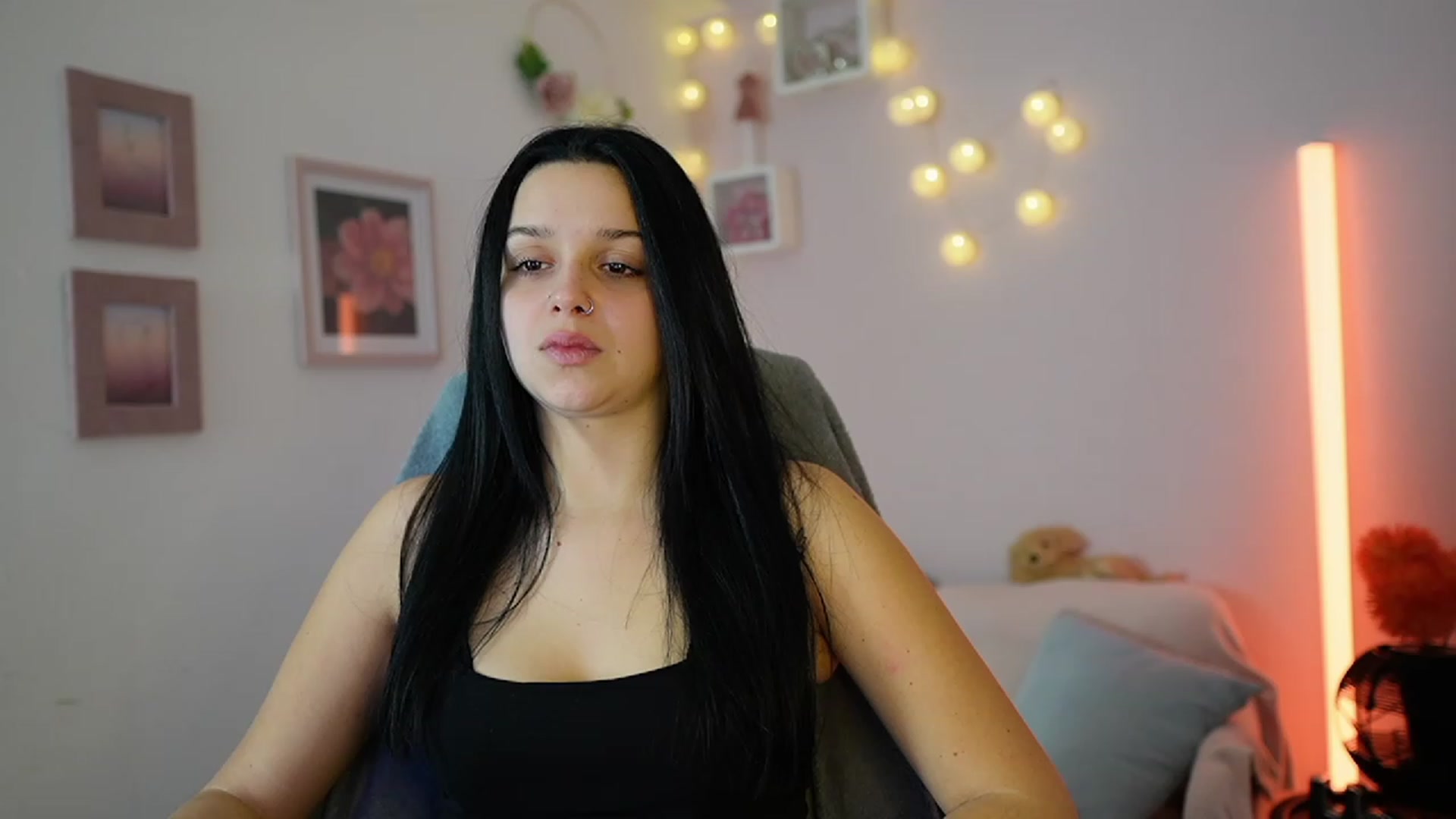 Gallery image thumbnail from Sola_Zola18's myfreecams stream on, 12/08/2023, 21:25 image 14 of 20