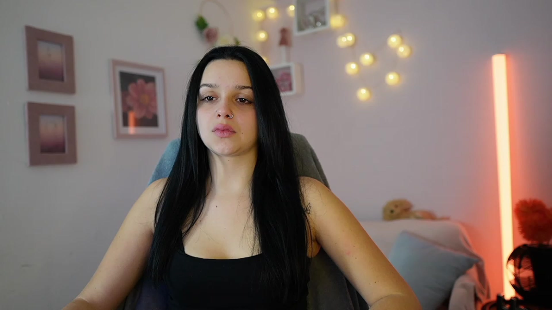 Gallery image thumbnail from Sola_Zola18's myfreecams stream on, 12/08/2023, 21:25 image 8 of 20