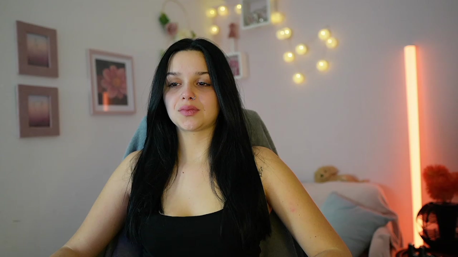 Gallery image thumbnail from Sola_Zola18's myfreecams stream on, 12/08/2023, 21:25 image 1 of 20