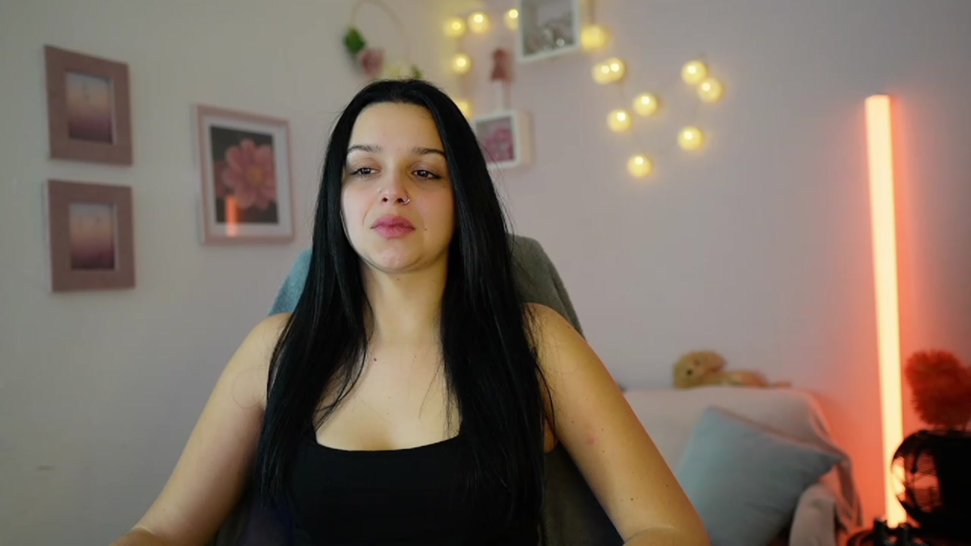 Gallery image thumbnail from Sola_Zola18's myfreecams stream on, 12/08/2023, 21:25 image 10 of 20