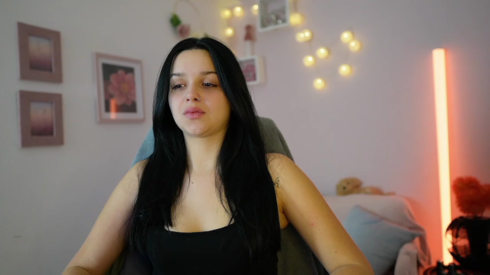 Gallery image thumbnail from Sola_Zola18's myfreecams stream on, 12/08/2023, 21:25 image 4 of 20