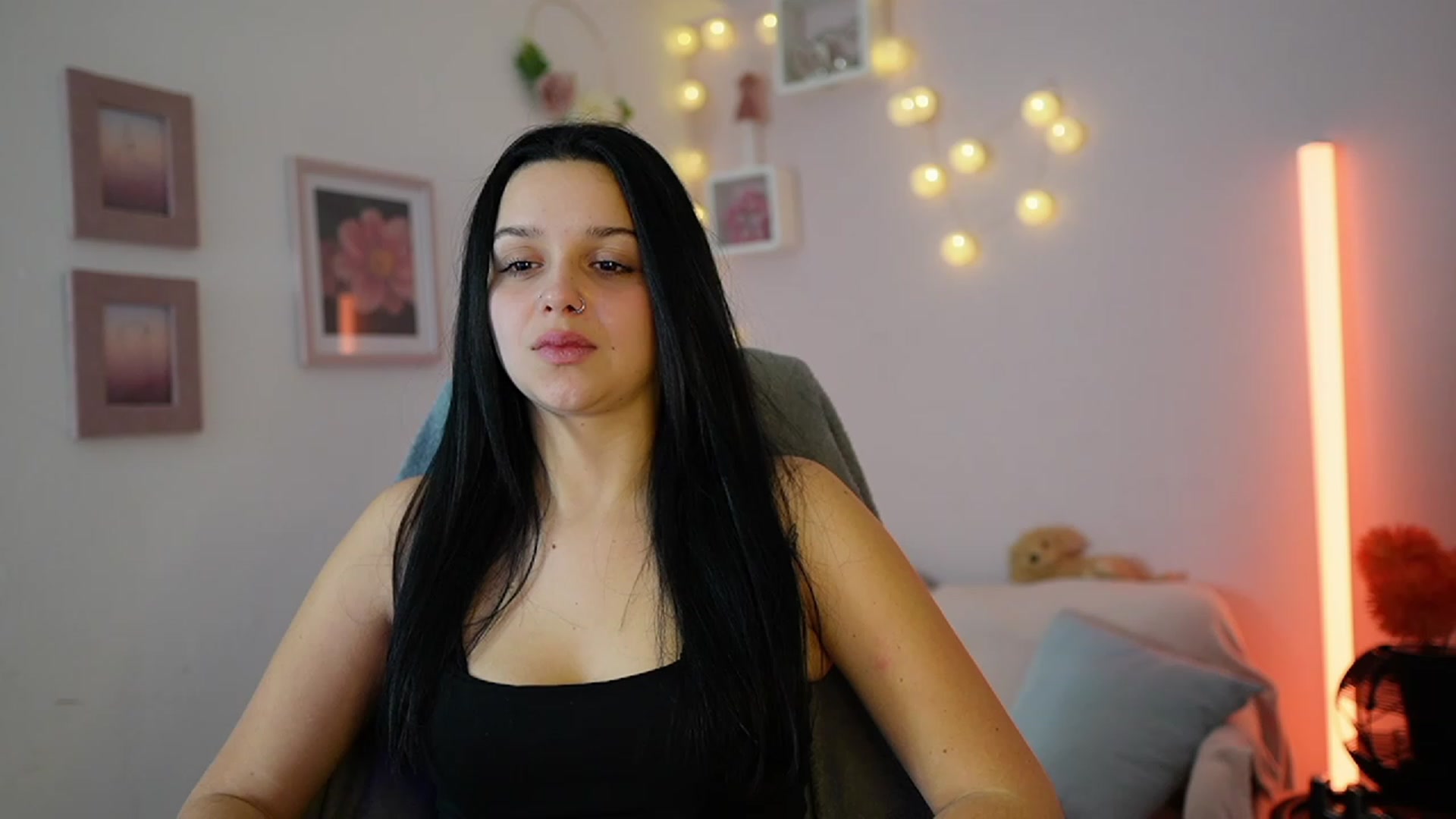 Gallery image thumbnail from Sola_Zola18's myfreecams stream on, 12/08/2023, 21:25 image 13 of 20