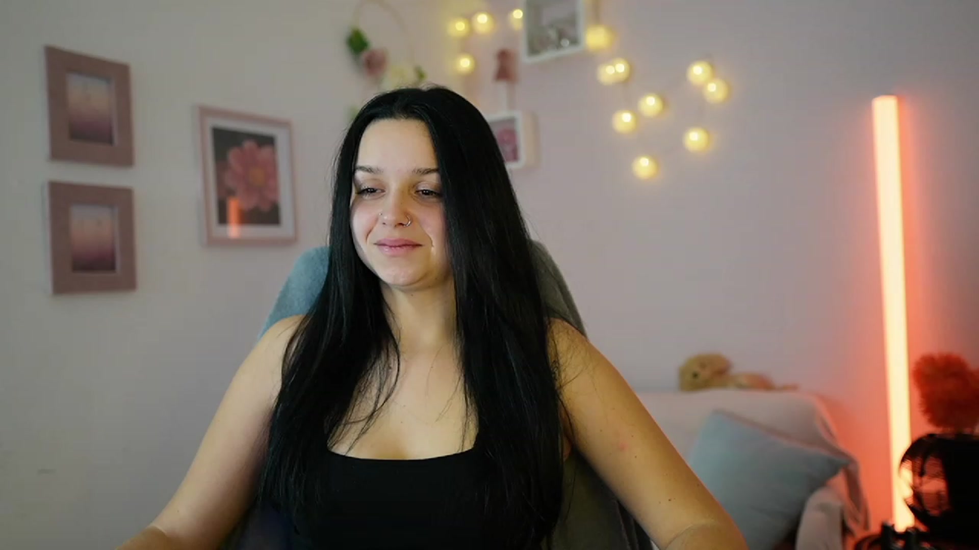 Gallery image thumbnail from Sola_Zola18's myfreecams stream on, 12/08/2023, 21:25 image 16 of 20