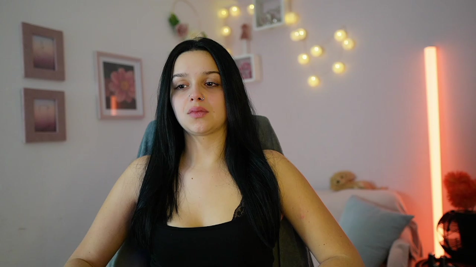 Gallery image thumbnail from Sola_Zola18's myfreecams stream on, 12/08/2023, 22:49 image 6 of 20