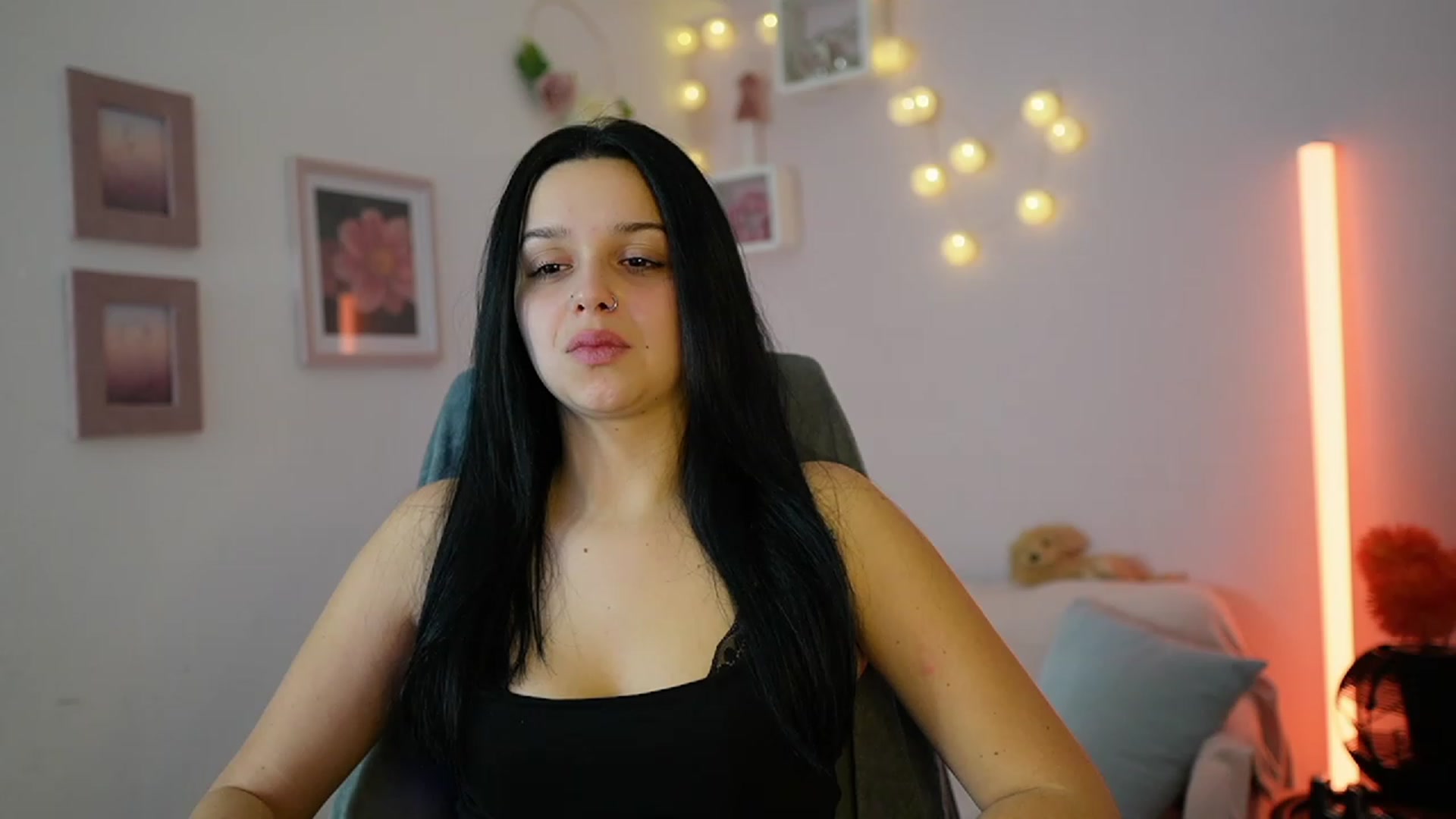 Gallery image thumbnail from Sola_Zola18's myfreecams stream on, 12/08/2023, 22:49 image 7 of 20