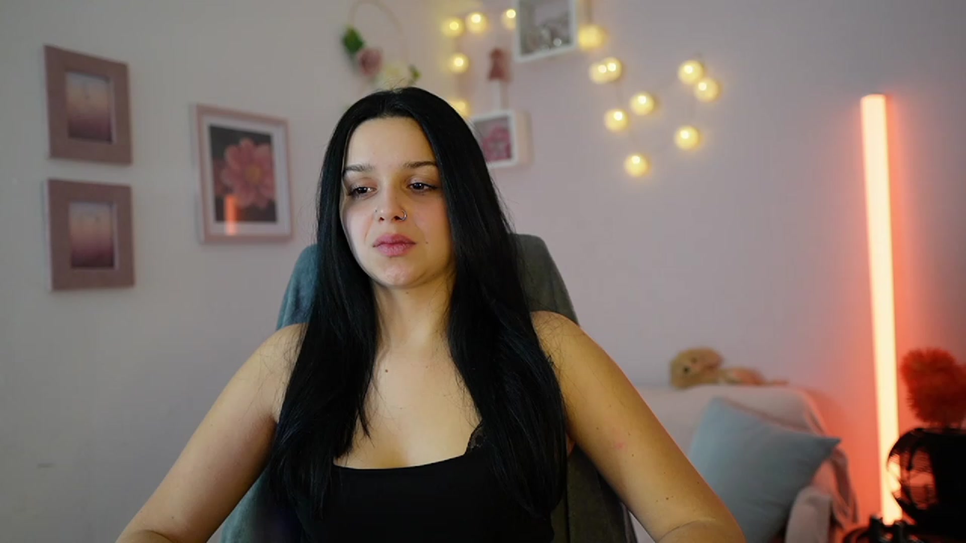 Gallery image thumbnail from Sola_Zola18's myfreecams stream on, 12/08/2023, 22:49 image 9 of 20
