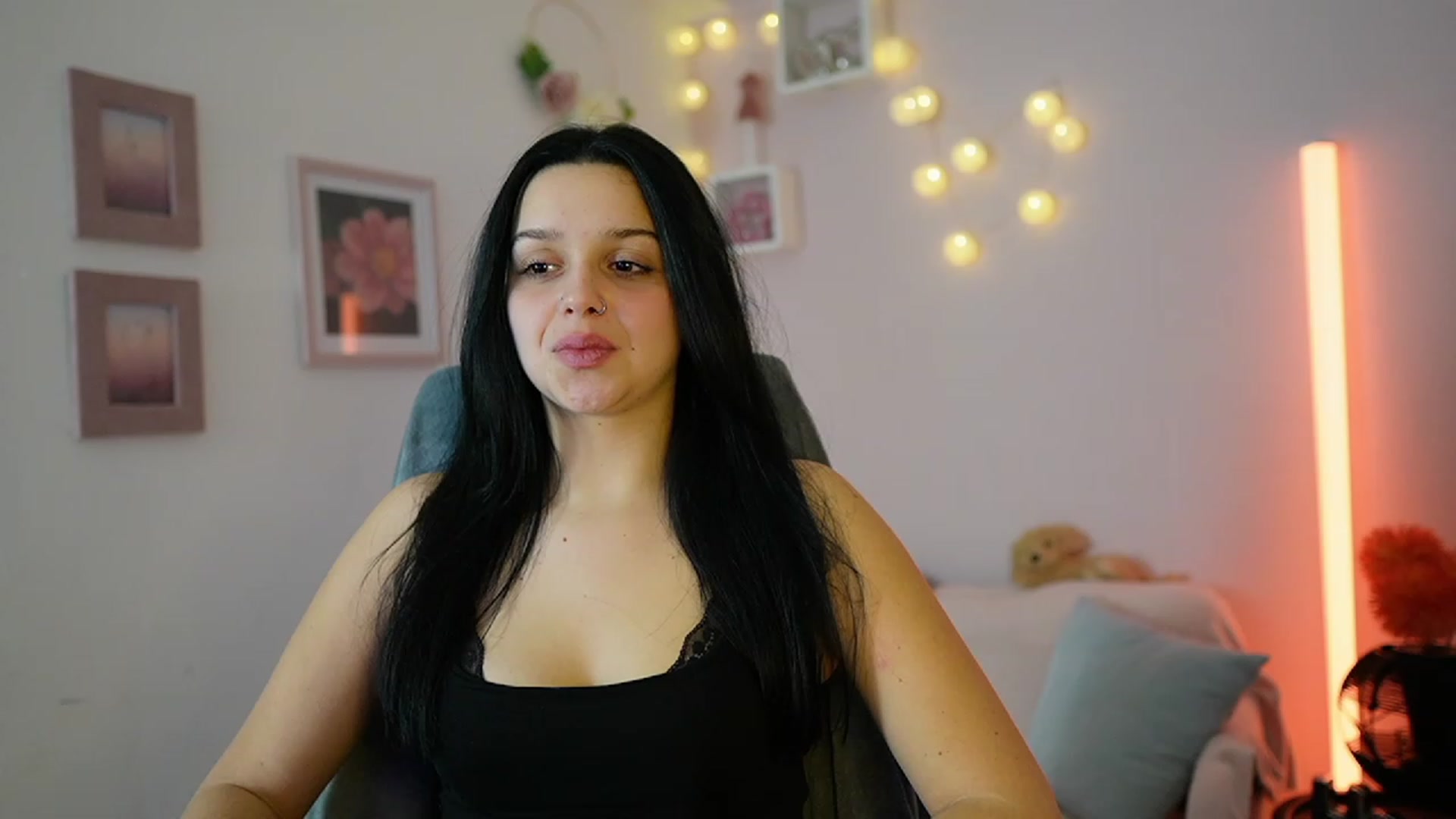 Gallery image thumbnail from Sola_Zola18's myfreecams stream on, 12/08/2023, 22:49 image 15 of 20