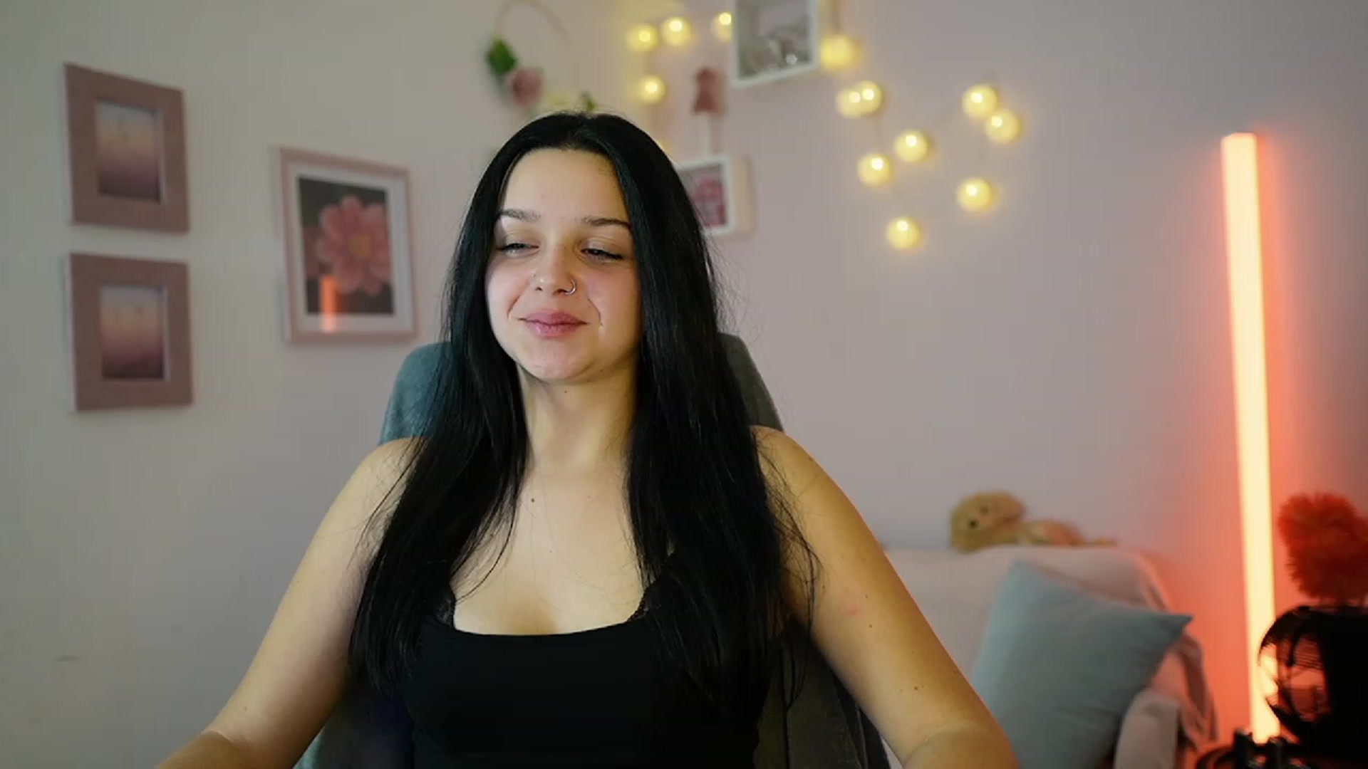 Gallery image thumbnail from Sola_Zola18's myfreecams stream on, 12/08/2023, 22:49 image 18 of 20