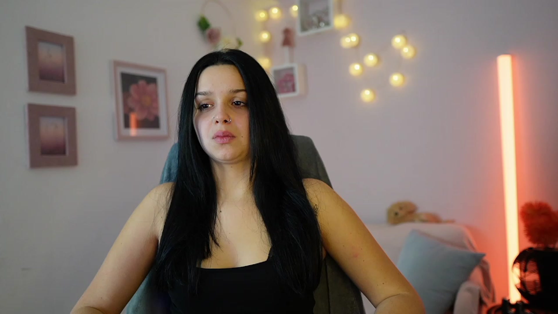 Gallery image thumbnail from Sola_Zola18's myfreecams stream on, 12/08/2023, 22:49 image 10 of 20