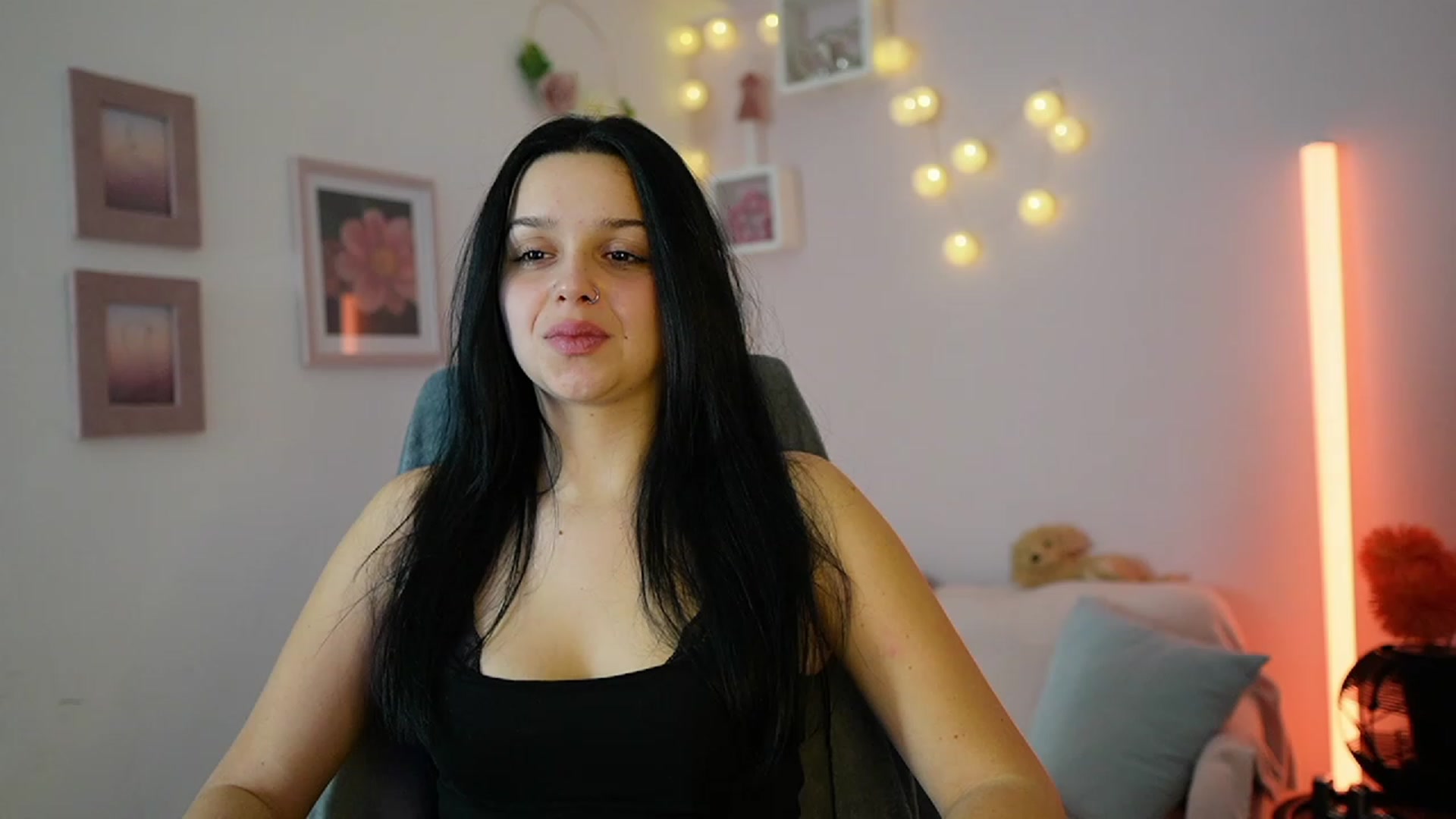 Gallery image thumbnail from Sola_Zola18's myfreecams stream on, 12/08/2023, 22:49 image 16 of 20