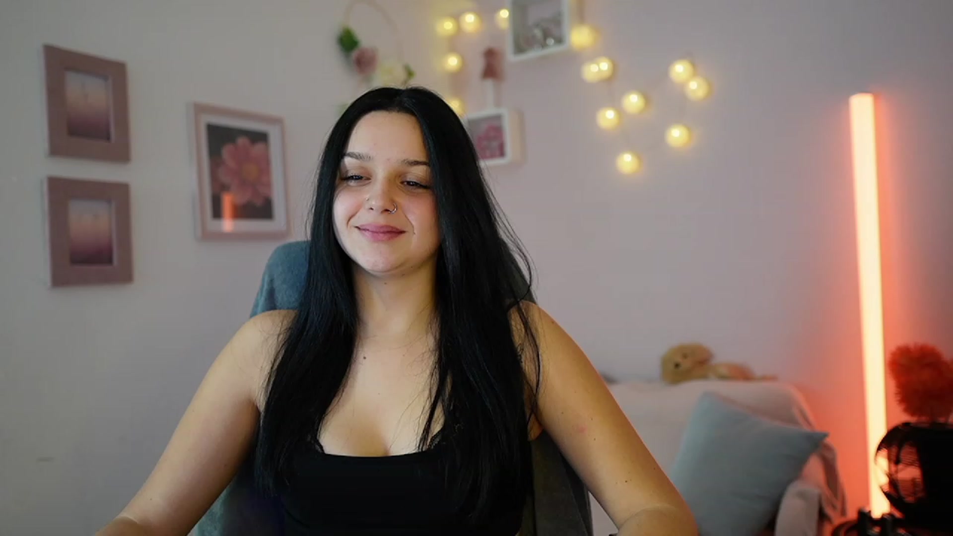 Gallery image thumbnail from Sola_Zola18's myfreecams stream on, 12/08/2023, 22:49 image 1 of 20