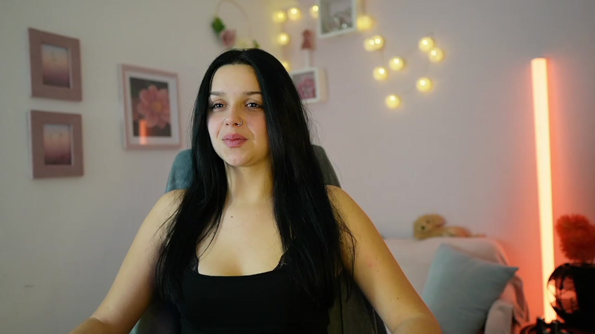 Gallery image thumbnail from Sola_Zola18's myfreecams stream on, 12/08/2023, 22:49 image 17 of 20