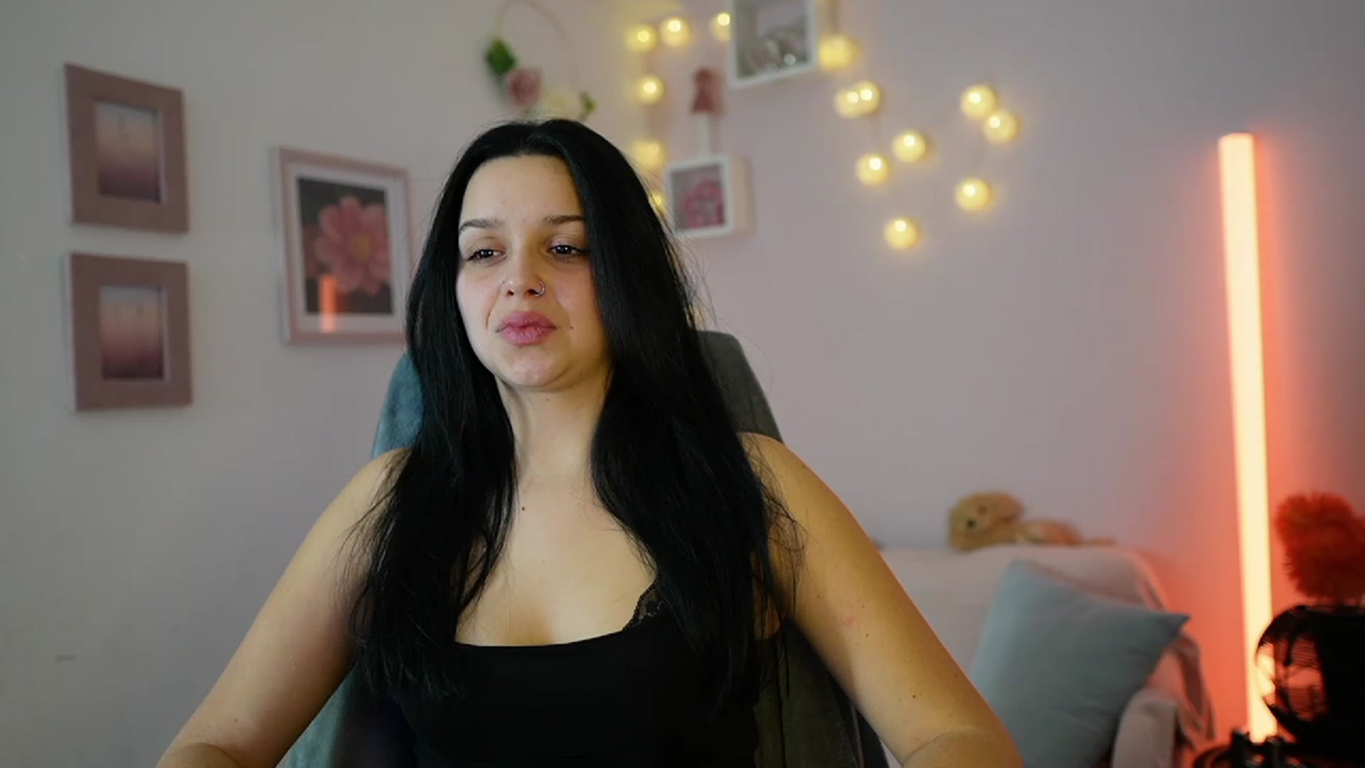 Gallery image thumbnail from Sola_Zola18's myfreecams stream on, 12/08/2023, 22:49 image 14 of 20