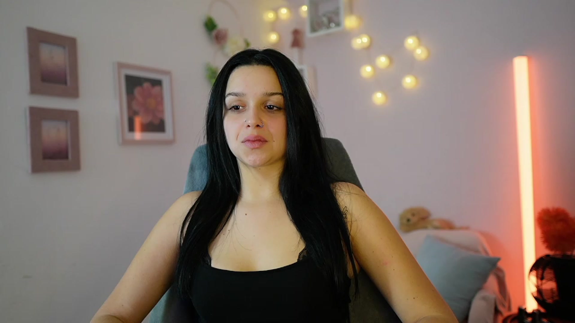 Gallery image thumbnail from Sola_Zola18's myfreecams stream on, 12/09/2023, 24:02 image 17 of 20