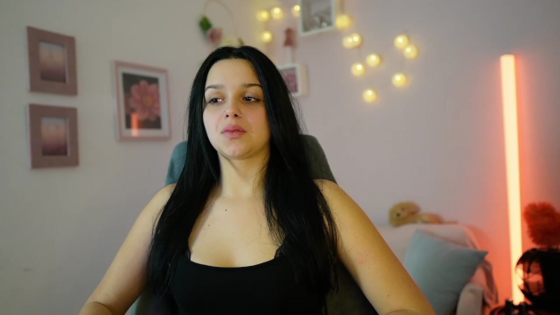 Gallery image thumbnail from Sola_Zola18's myfreecams stream on, 12/09/2023, 24:02 image 13 of 20