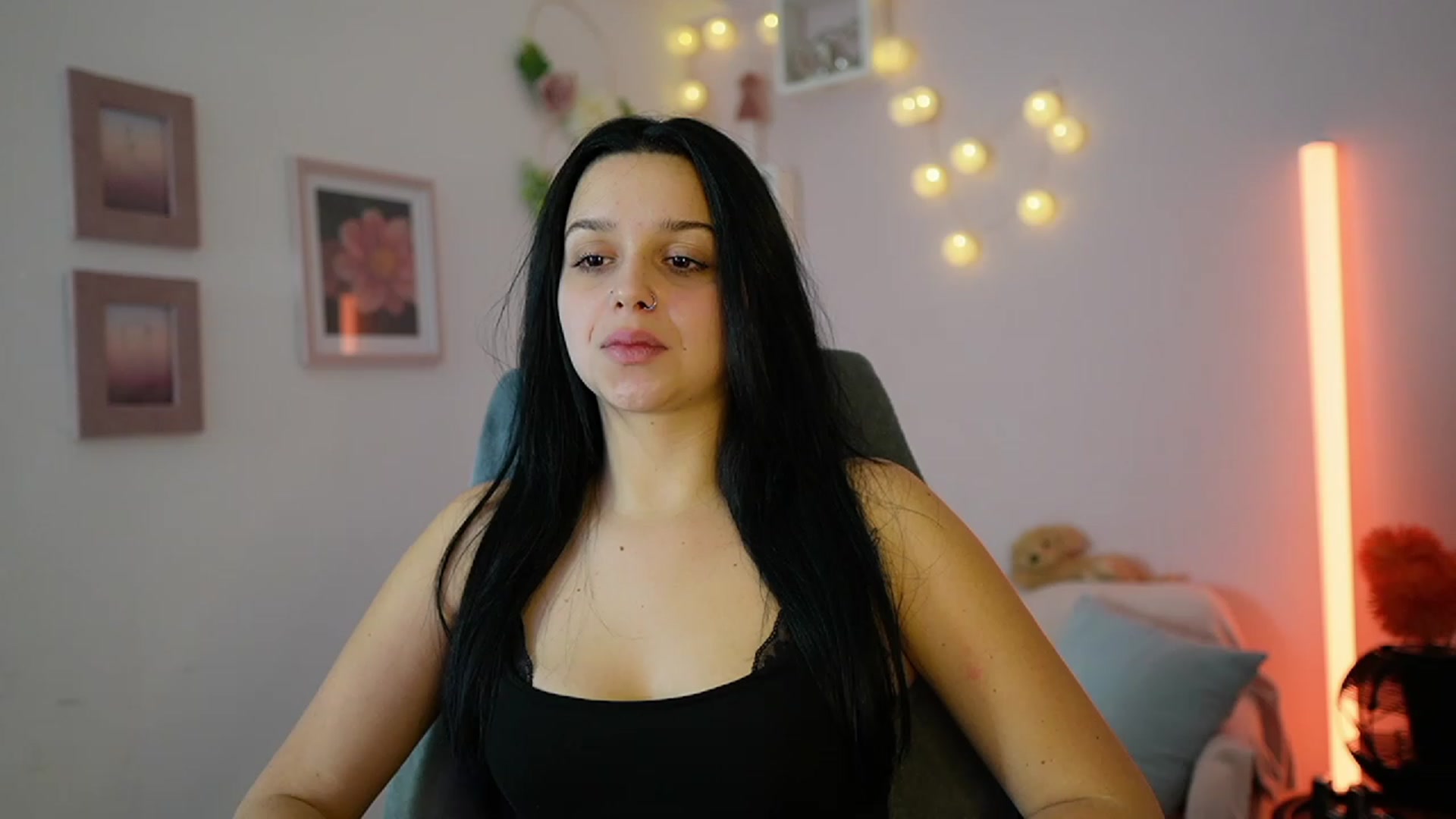 Gallery image thumbnail from Sola_Zola18's myfreecams stream on, 12/09/2023, 24:02 image 16 of 20