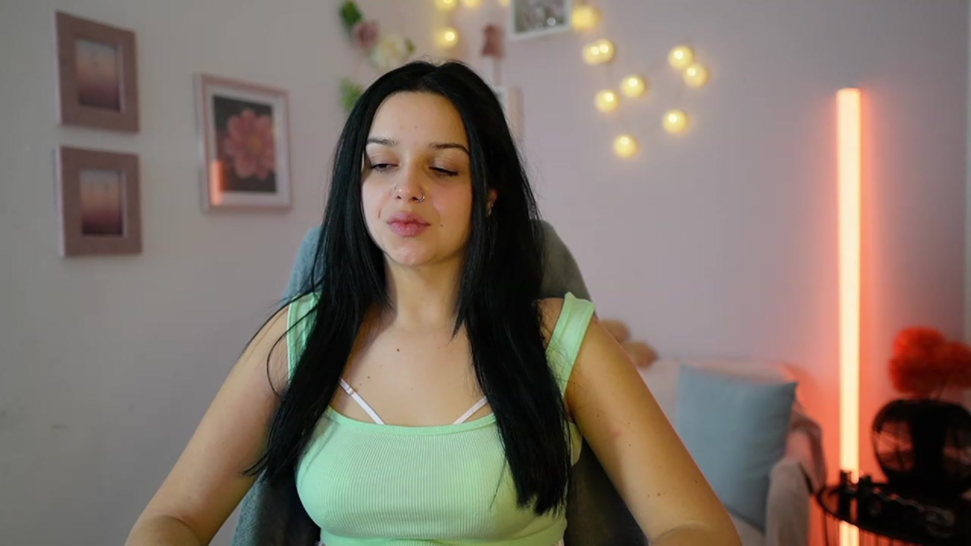 Gallery image thumbnail from Sola_Zola18's myfreecams stream on, 12/12/2023, 22:09 image 10 of 20