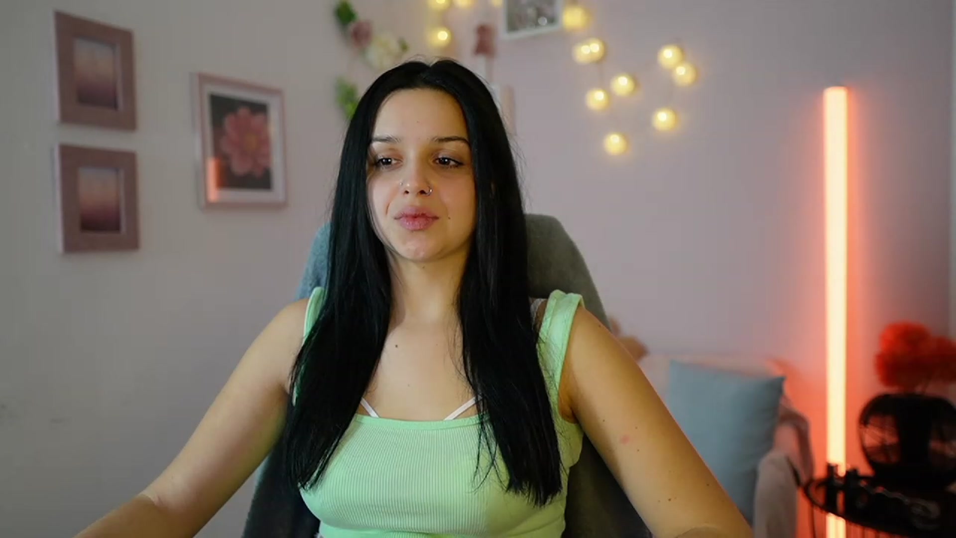 Gallery image thumbnail from Sola_Zola18's myfreecams stream on, 12/12/2023, 22:09 image 7 of 20