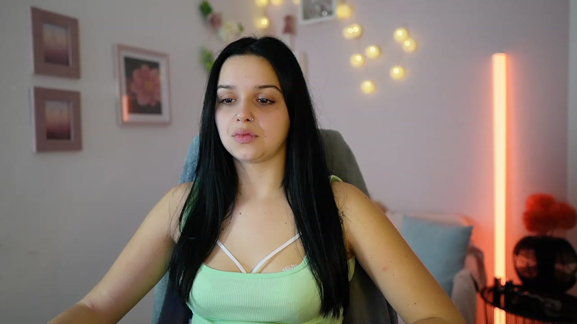 Gallery image thumbnail from Sola_Zola18's myfreecams stream on, 12/12/2023, 22:09 image 1 of 20