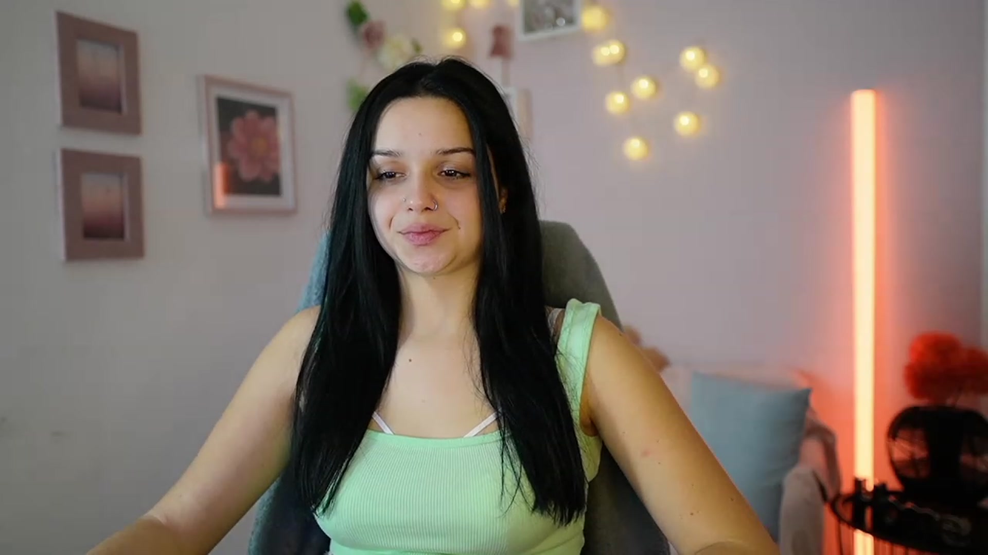 Gallery image thumbnail from Sola_Zola18's myfreecams stream on, 12/12/2023, 22:09 image 6 of 20