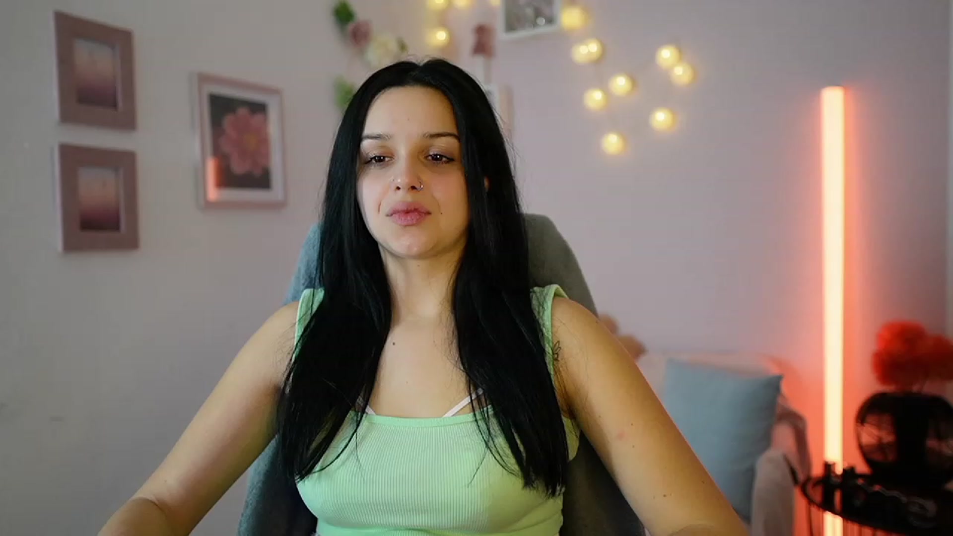 Gallery image thumbnail from Sola_Zola18's myfreecams stream on, 12/12/2023, 22:09 image 4 of 20