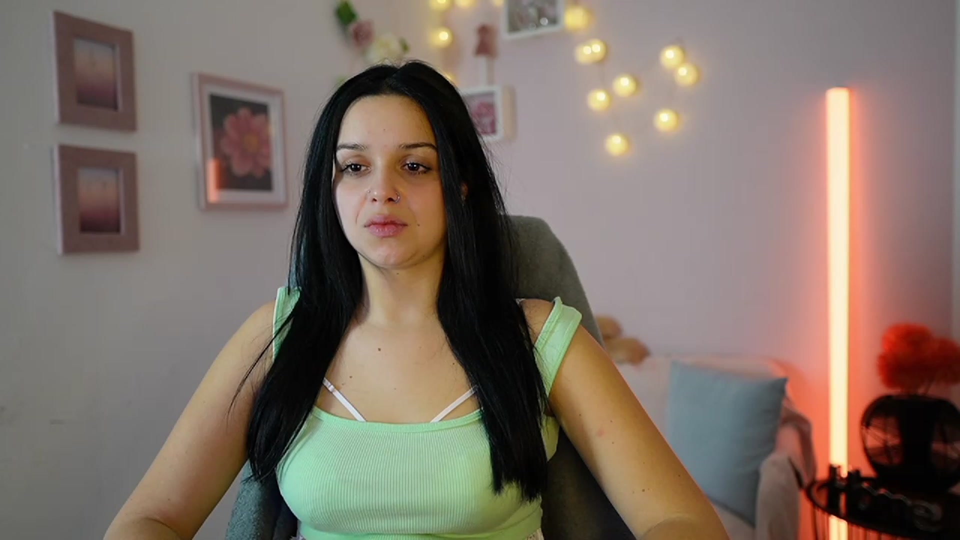 Gallery image thumbnail from Sola_Zola18's myfreecams stream on, 12/12/2023, 22:09 image 14 of 20