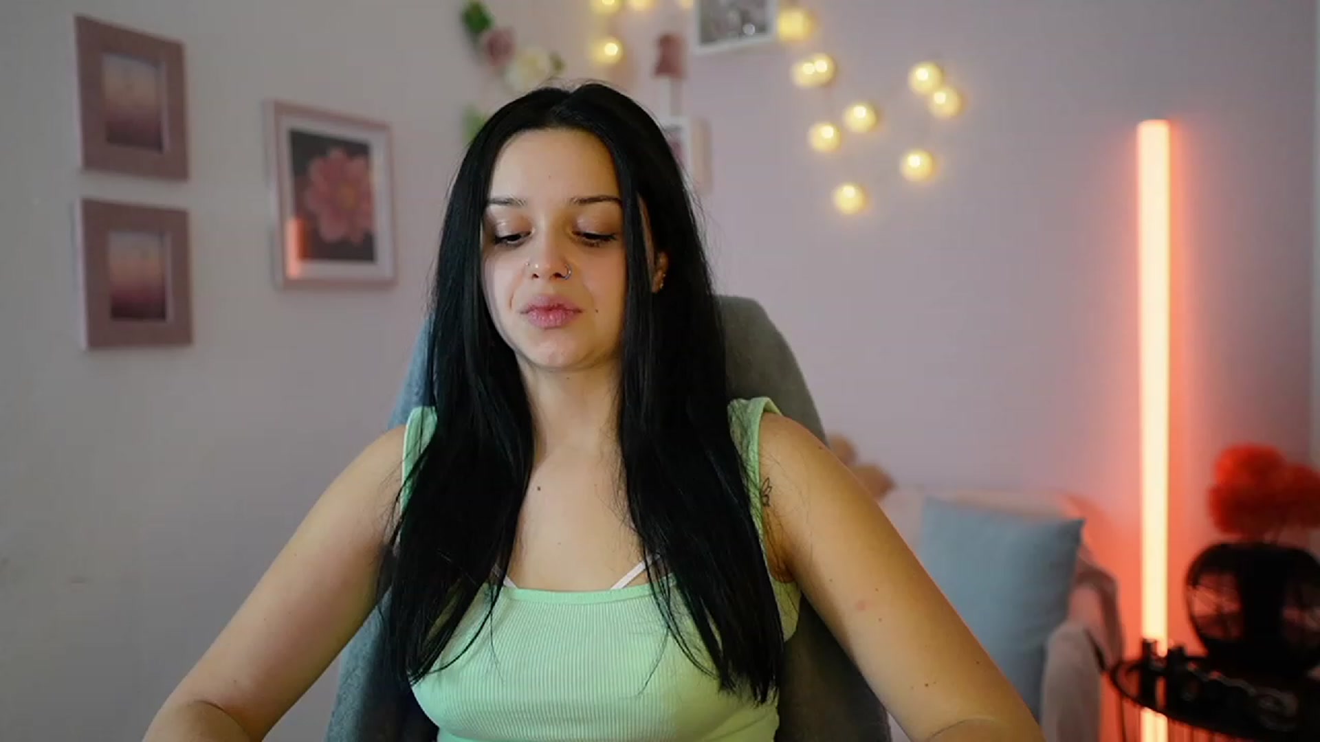 Gallery image thumbnail from Sola_Zola18's myfreecams stream on, 12/12/2023, 22:09 image 5 of 20